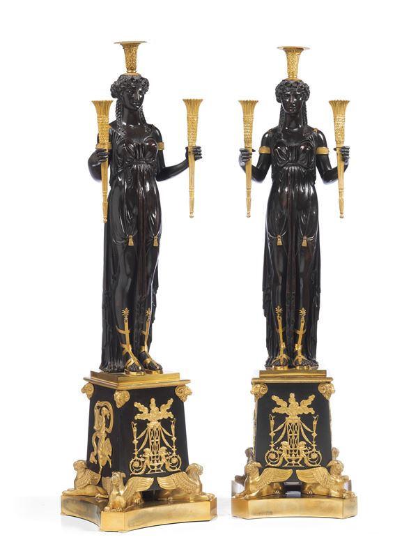 Coppia di candelabri scultorei in bronzo dorato e brunito in stile neoclassico