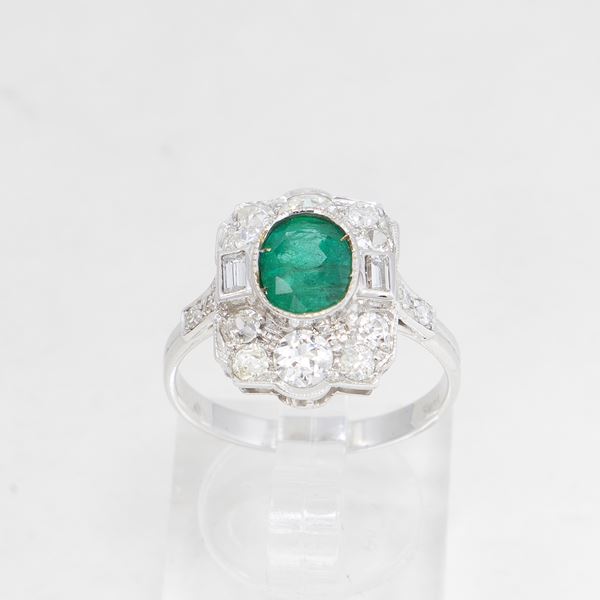 Anello rettangolare in oro bianco con smeraldo e diamanti