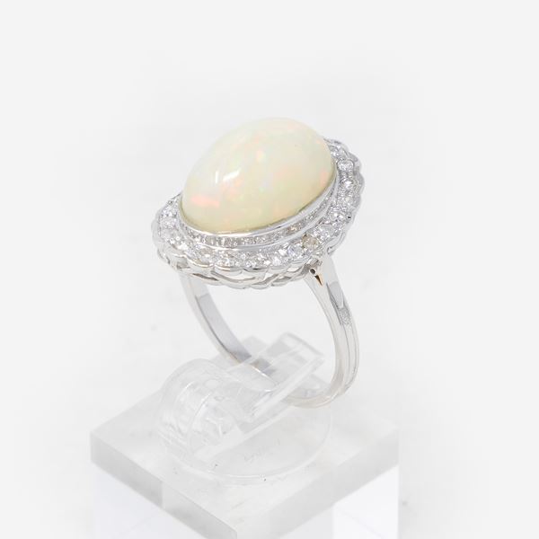 Anello in oro bianco con opale e brillanti