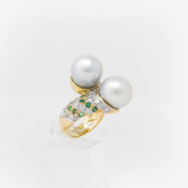 Anello in oro giallo con perle, diamanti e smeraldi