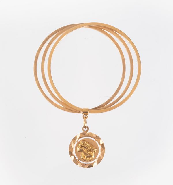 Bracciale a tre cerchi rigidi con pendente in oro giallo  - Auction Jewels and Watches - Casa d'aste Farsettiarte