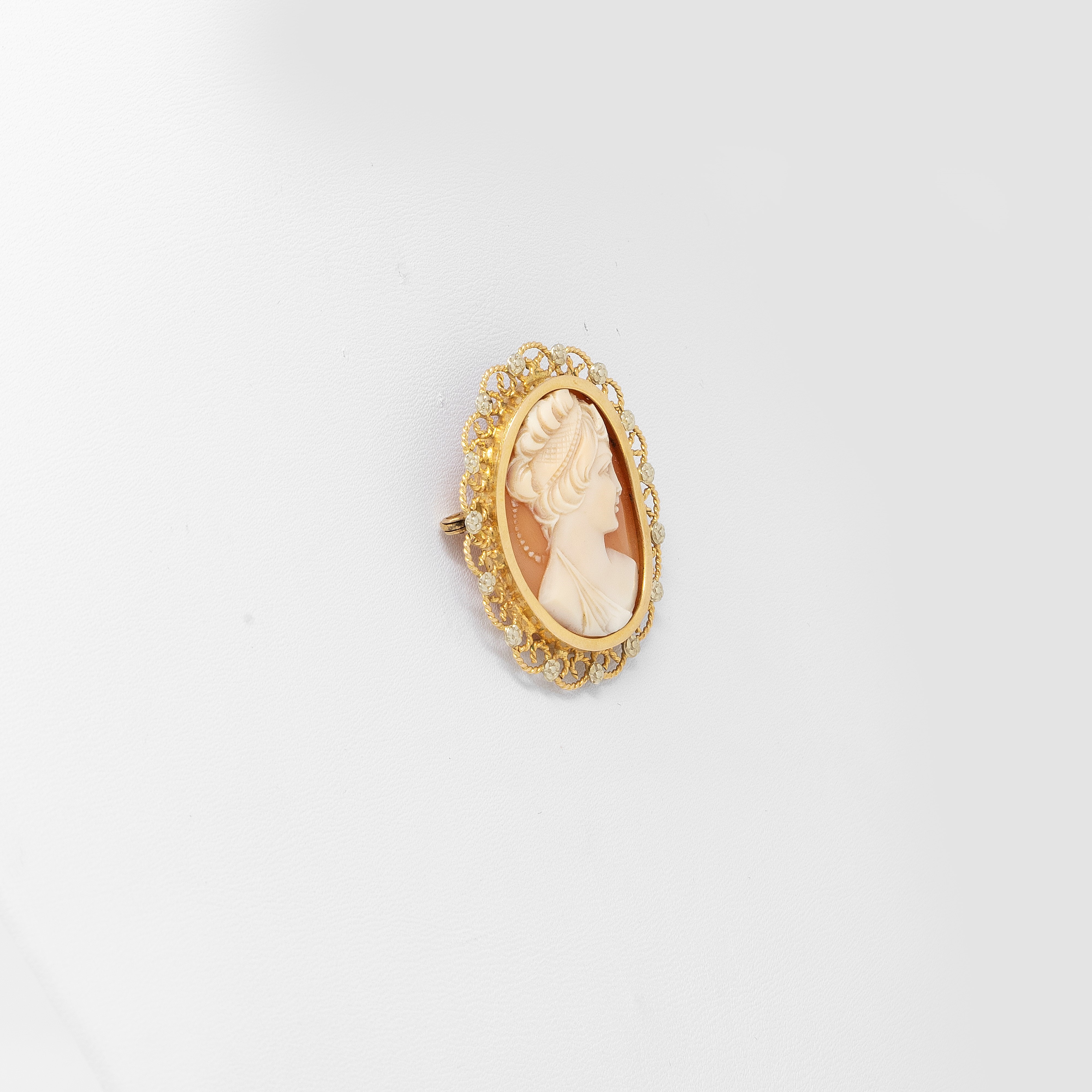 Spilla Ovale in Oro Giallo e Bianco