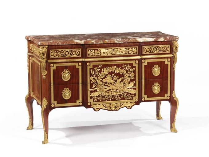 Commode in Legno di Mogano con Rilievi in Bronzo Dorato