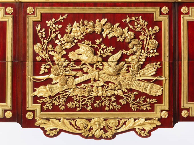 Commode in Legno di Mogano con Rilievi in Bronzo Dorato