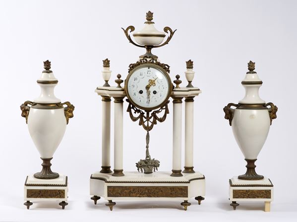 Trittico composto da un orologio e due vasi in marmo bianco con applicazioni in bronzo dorato