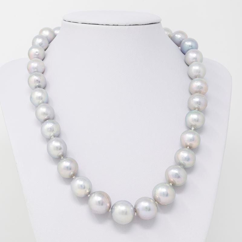 Collana di Perle Grigie in Gradazione