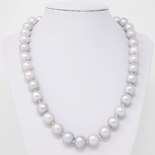Collana di perle di fiume grigie