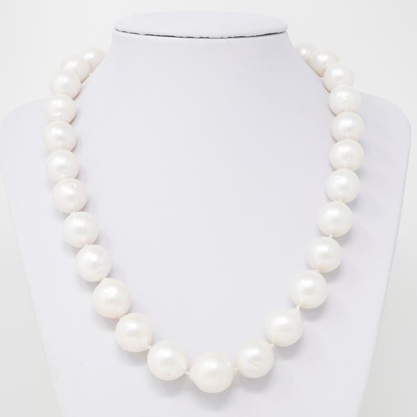 Collana di perle di fiume grigie