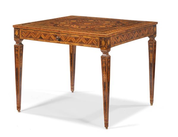 Tavolino Luigi XV intarsiato in noce e legni vari