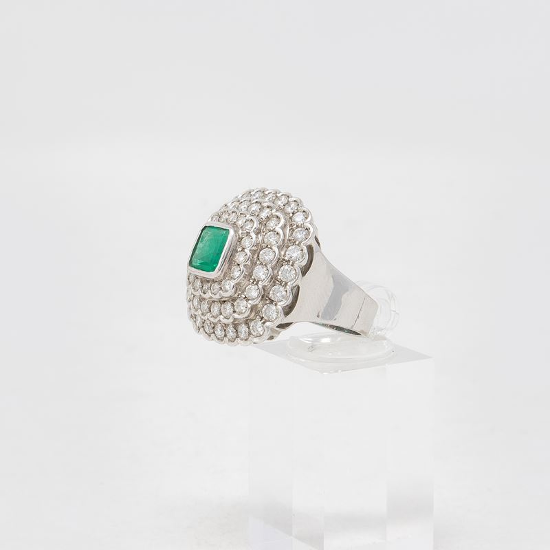 Anello in Oro Bianco con Smeraldo e Diamanti