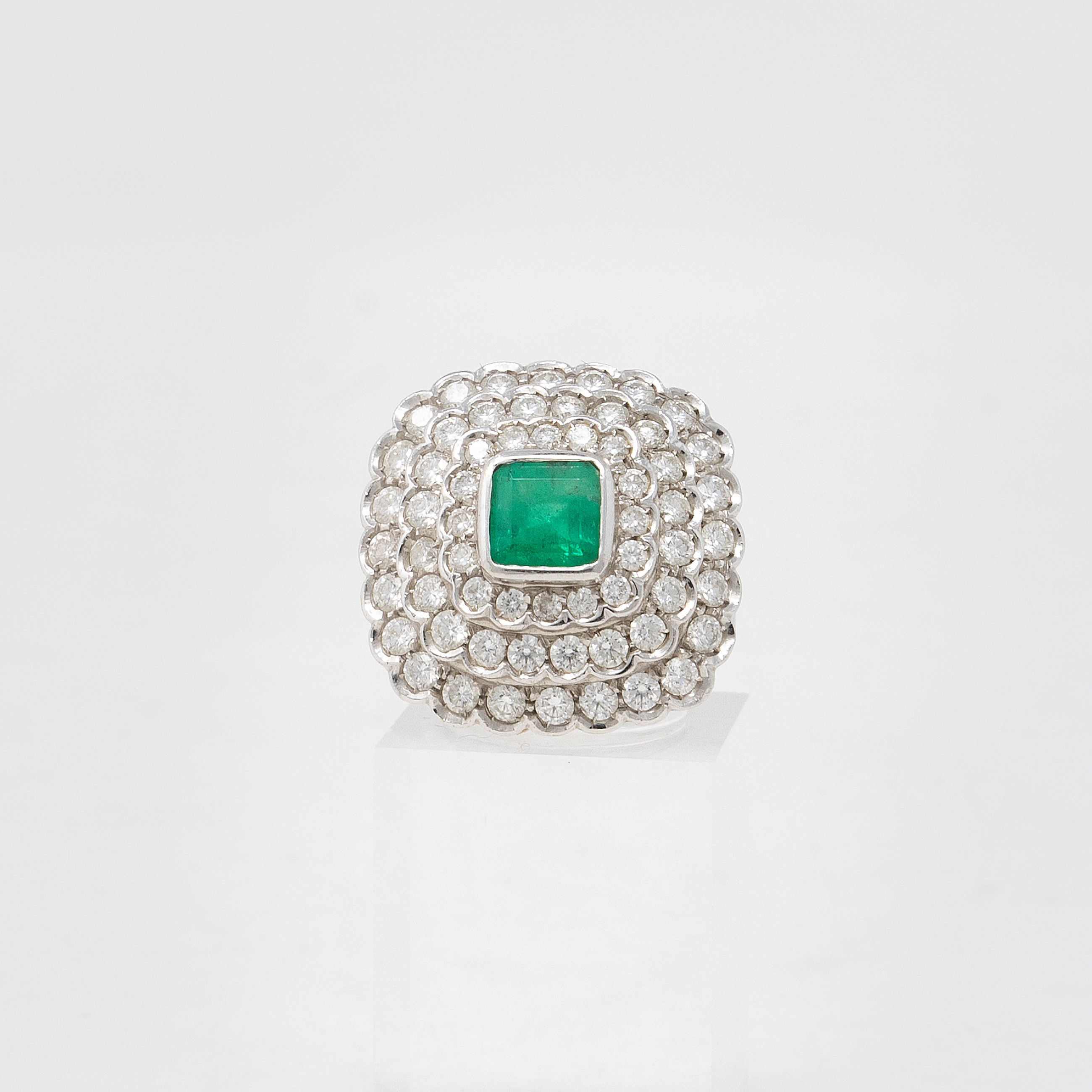 Anello in Oro Bianco con Smeraldo e Diamanti