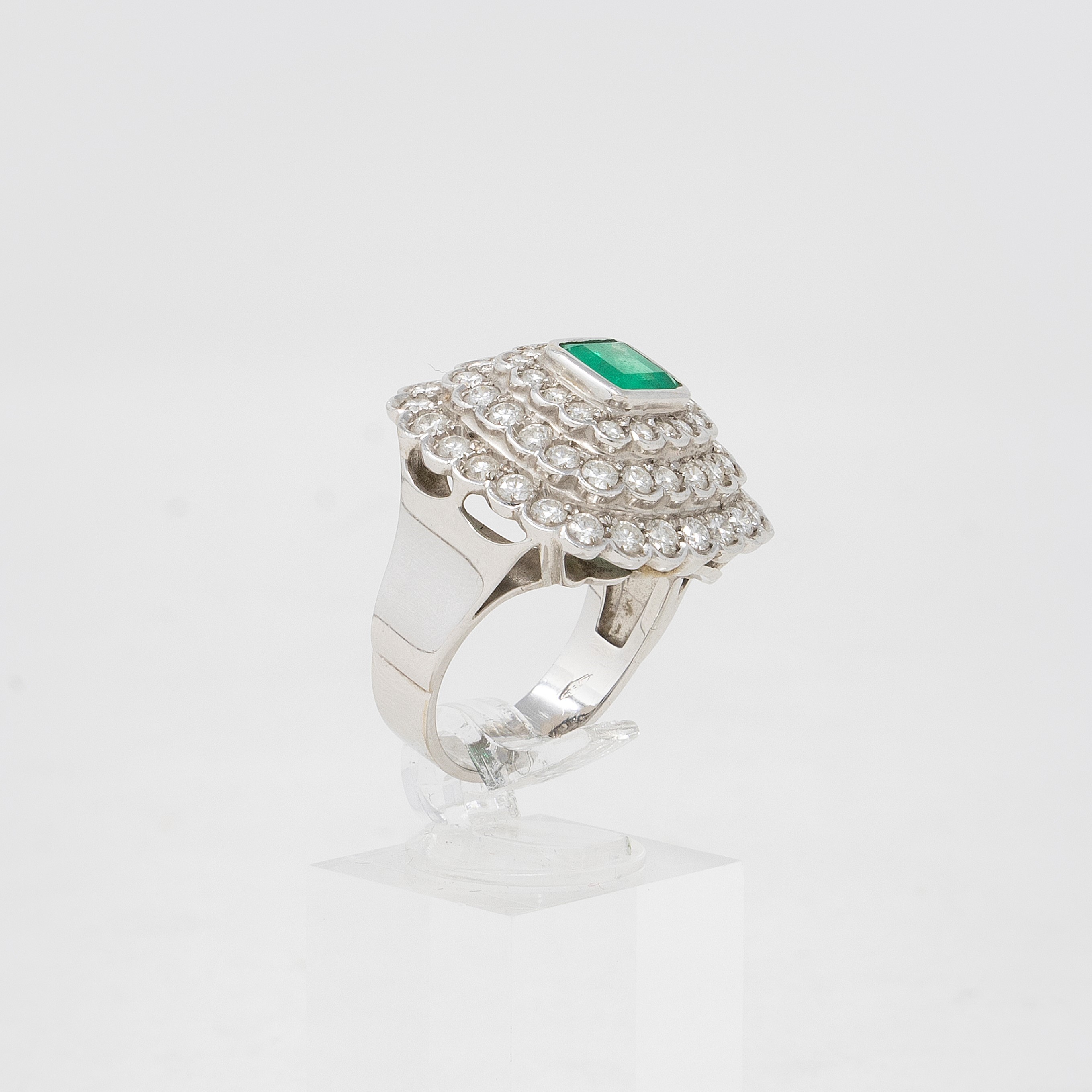 Anello in Oro Bianco con Smeraldo e Diamanti