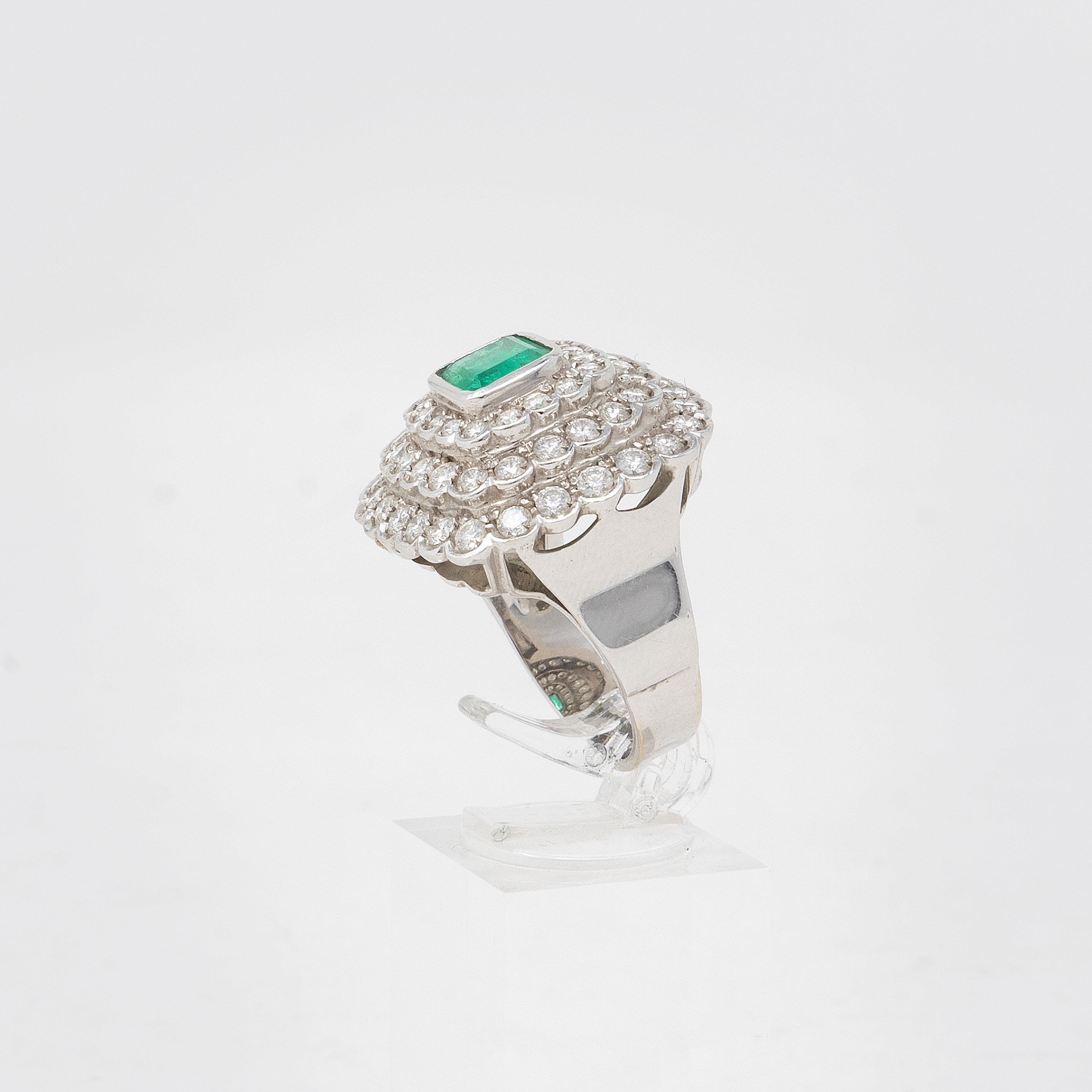 Anello in Oro Bianco con Smeraldo e Diamanti