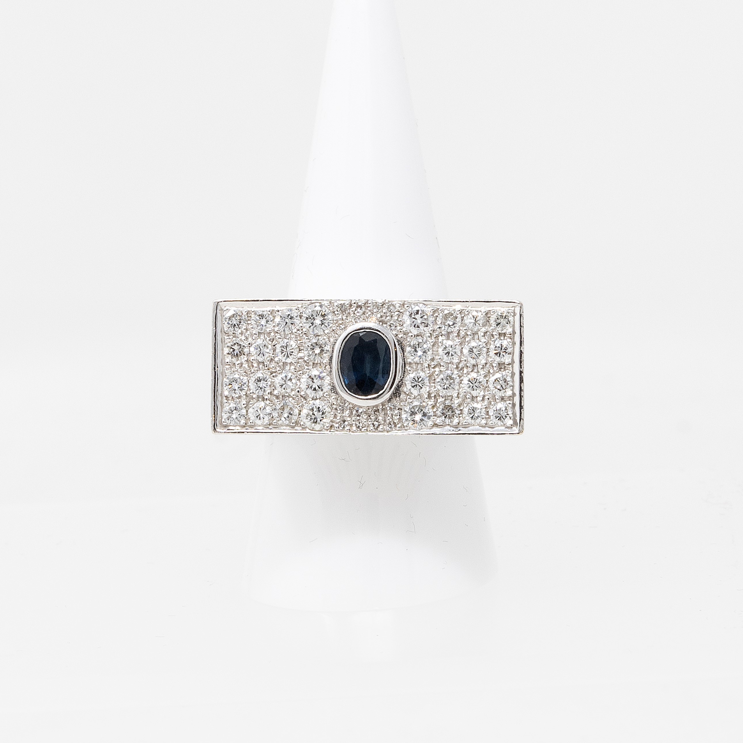 Anello Rettangolare in Oro Bianco con Zaffiro e Diamanti