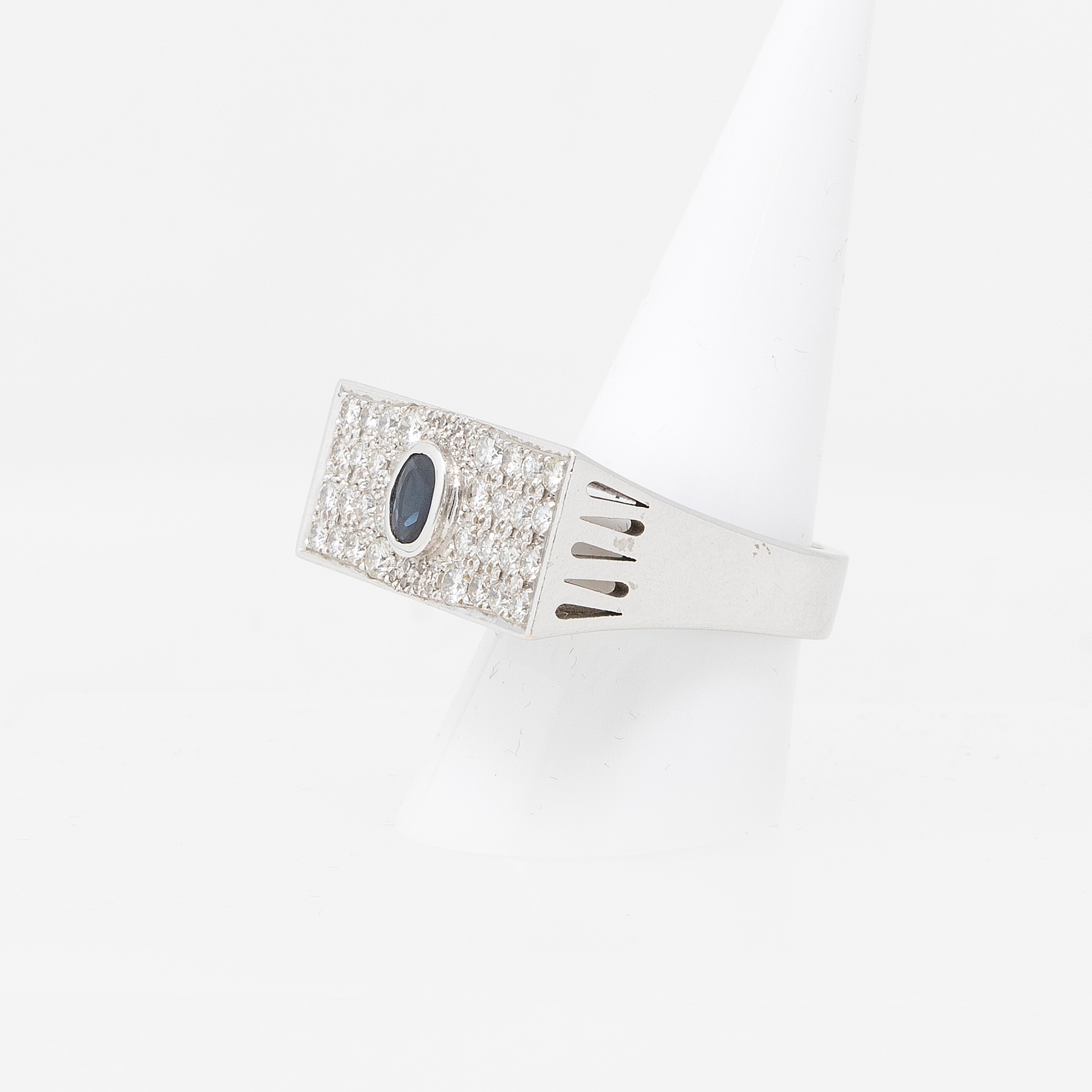 Anello Rettangolare in Oro Bianco con Zaffiro e Diamanti