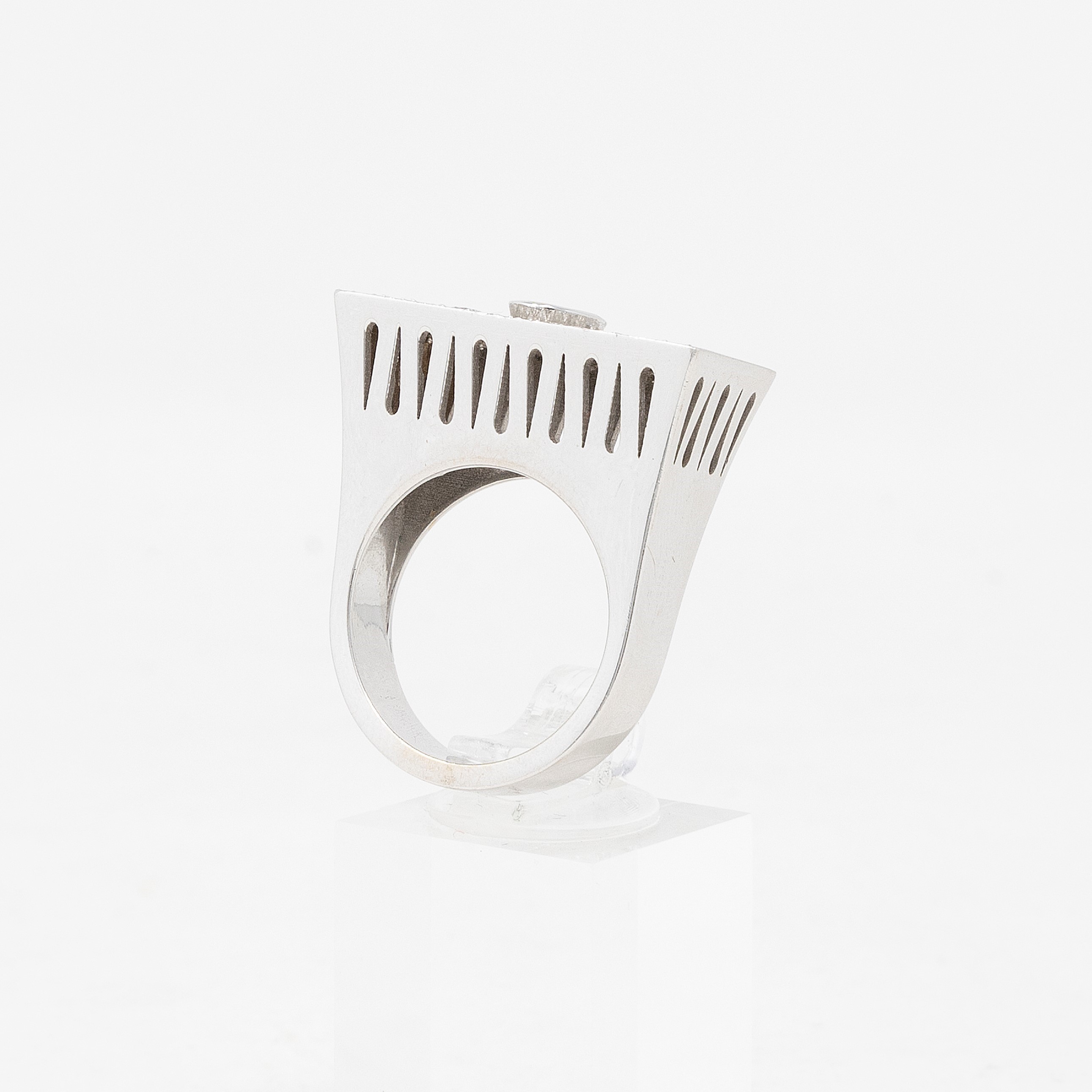 Anello Rettangolare in Oro Bianco con Zaffiro e Diamanti