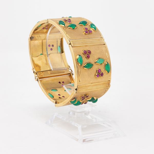 Bracciale semirigido in oro giallo, calcedoni e rubini