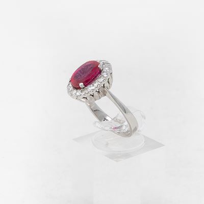 Anello in Oro Bianco con Rubino e Brillanti