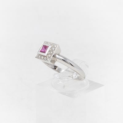 Anello in Oro Bianco con Rubino e Brillanti
