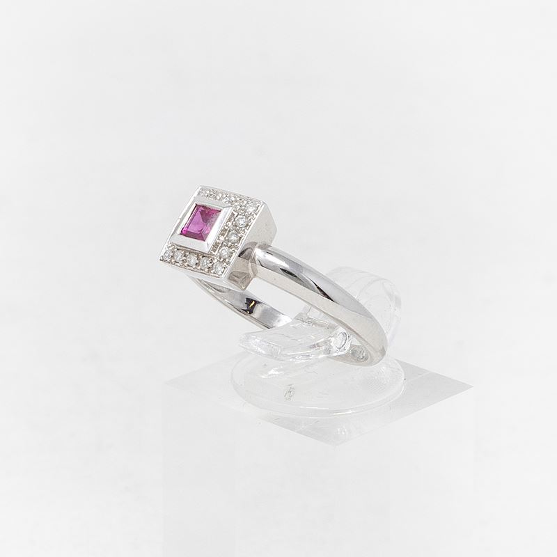 Anello in Oro Bianco con Rubino e Brillanti
