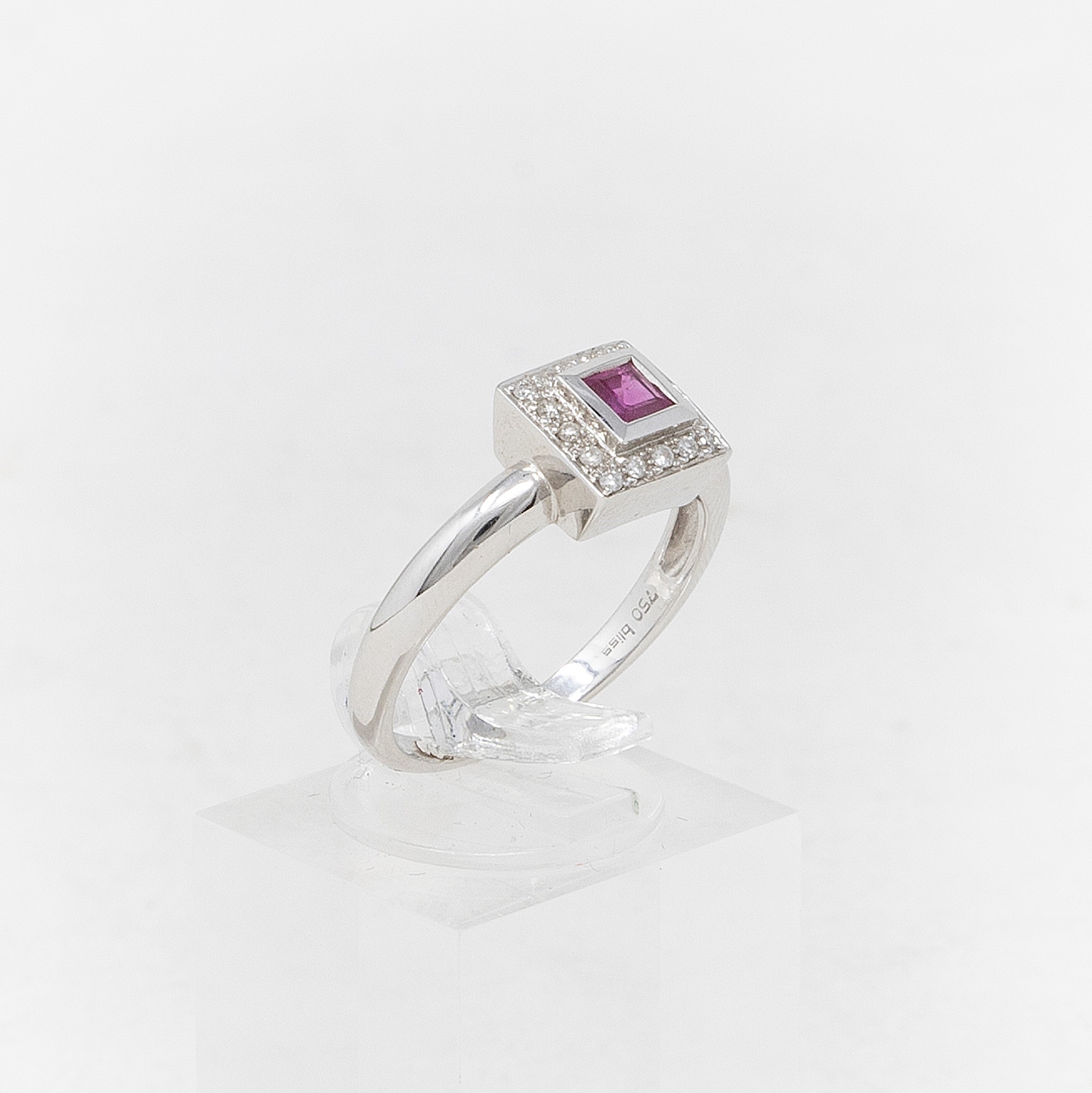 Anello in Oro Bianco con Rubino e Brillanti