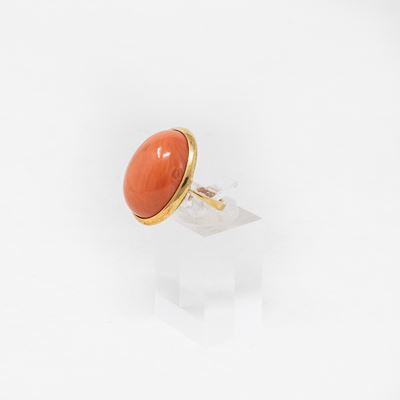 Anello in Oro Giallo e Corallo