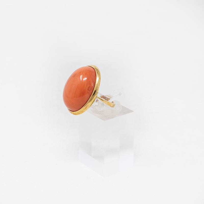 Anello in Oro Giallo e Corallo