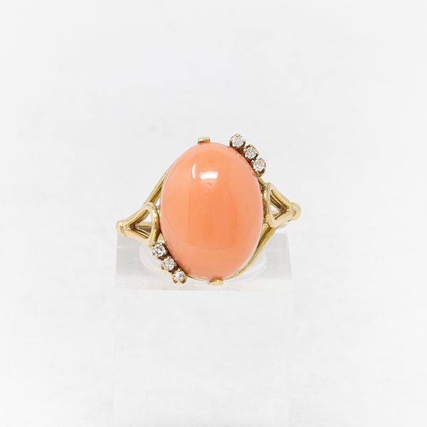 Anello in oro giallo con corallo e brillanti