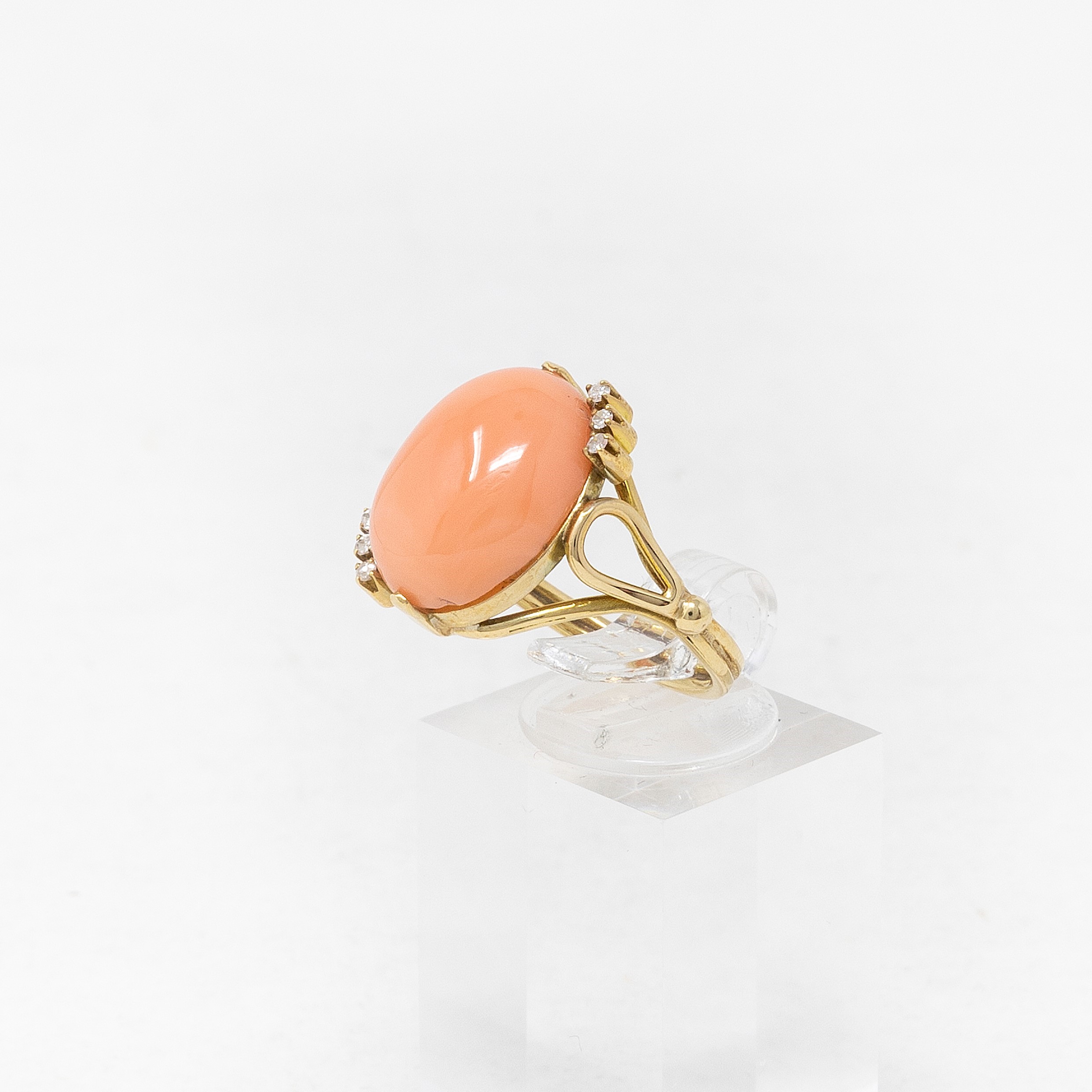 Anello in Oro Giallo con Corallo e Brillanti