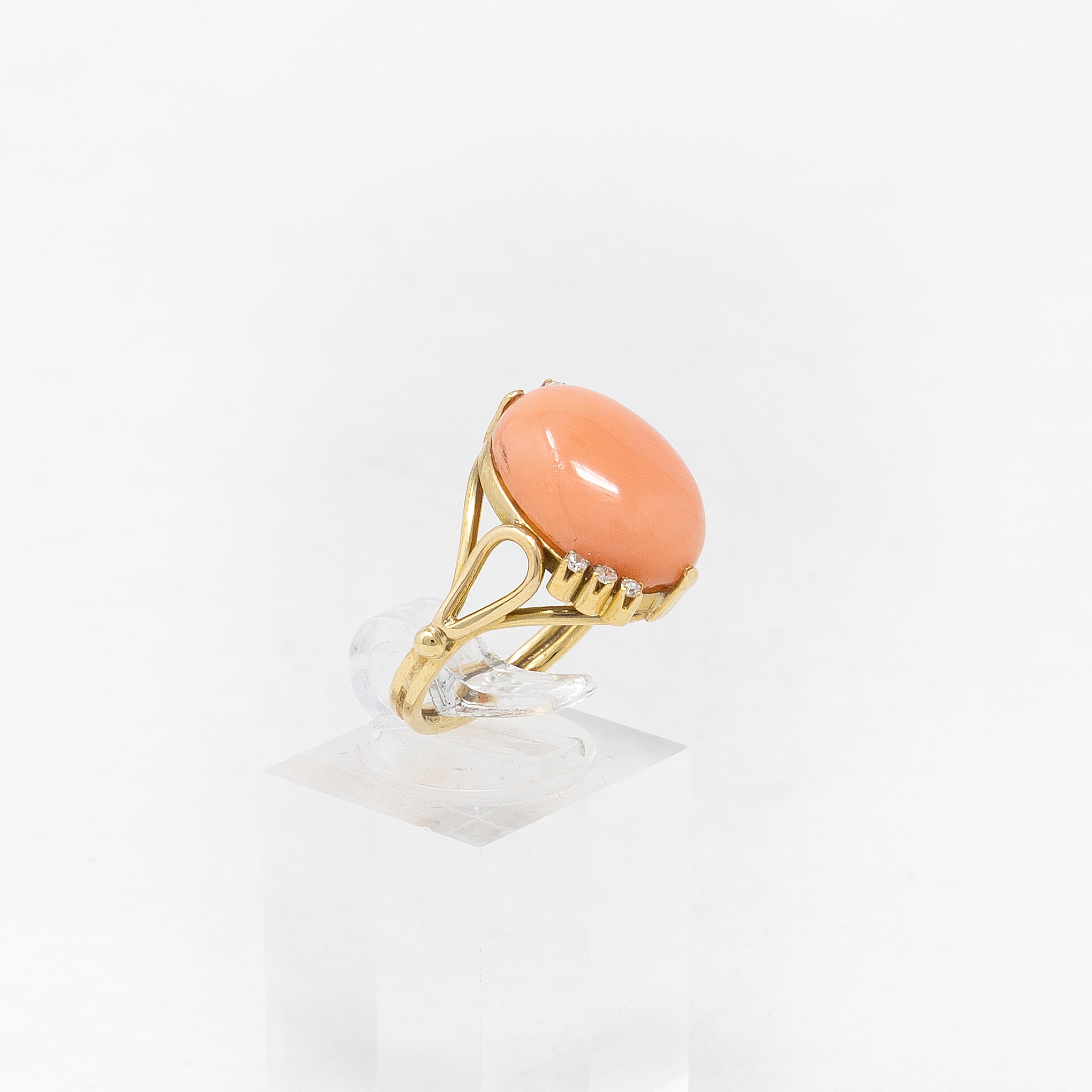 Anello in Oro Giallo con Corallo e Brillanti