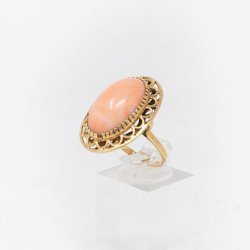 Anello in Oro Giallo e Corallo