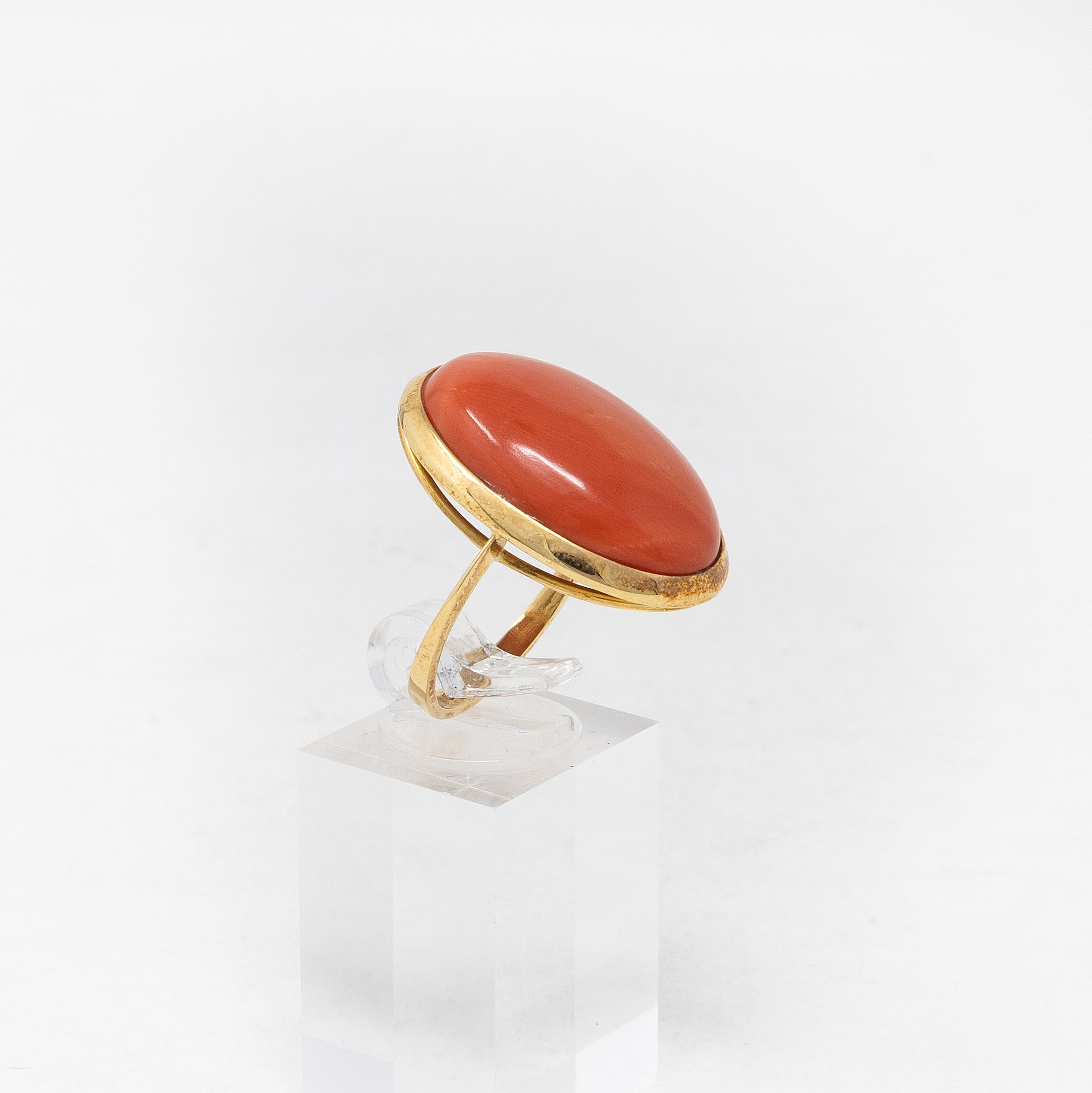 Anello in Oro Giallo e Corallo