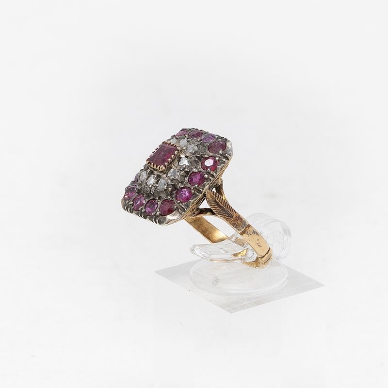 Anello Rettangolare in Oro Giallo, Argento, Rubini e Rose di Diamante