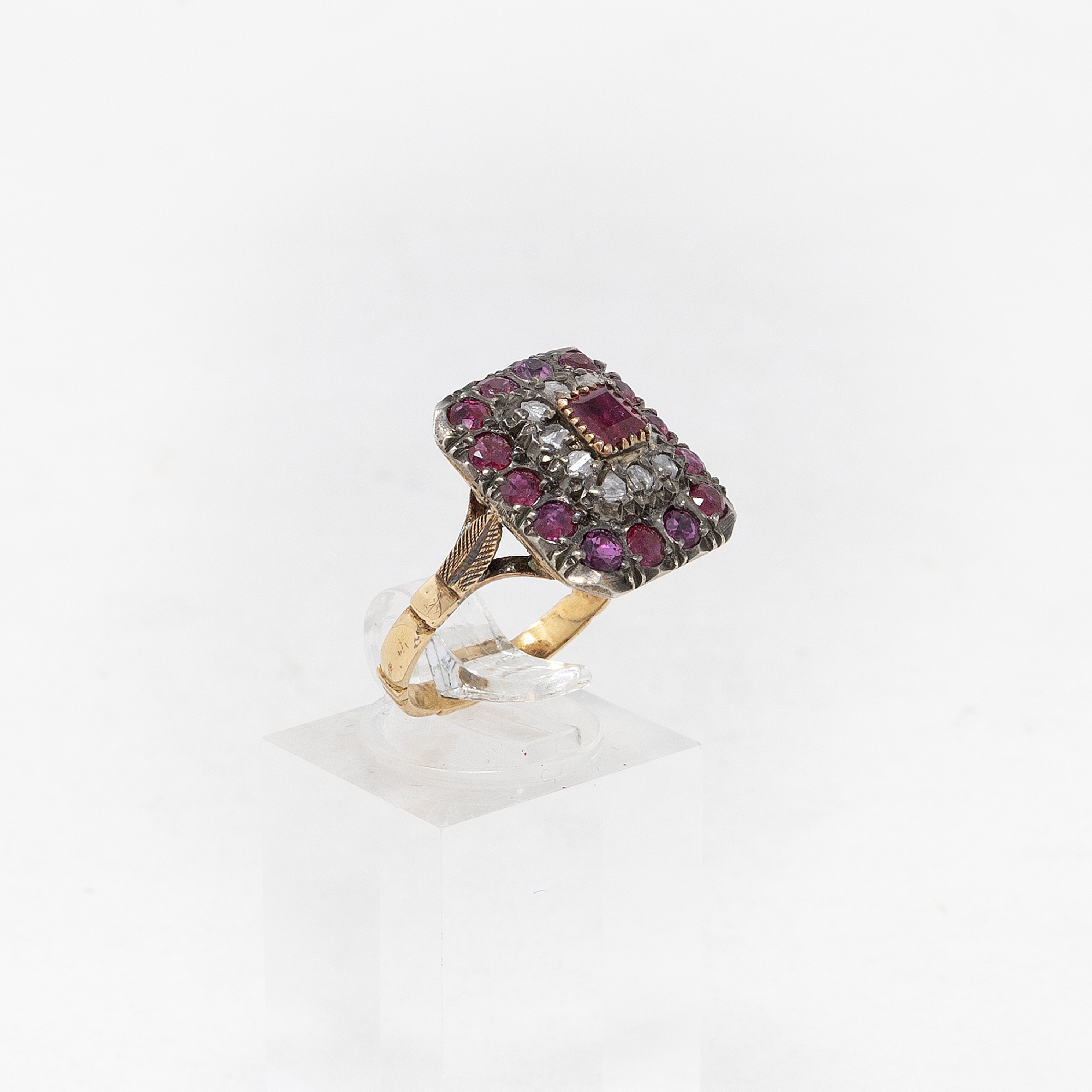 Anello Rettangolare in Oro Giallo, Argento, Rubini e Rose di Diamante
