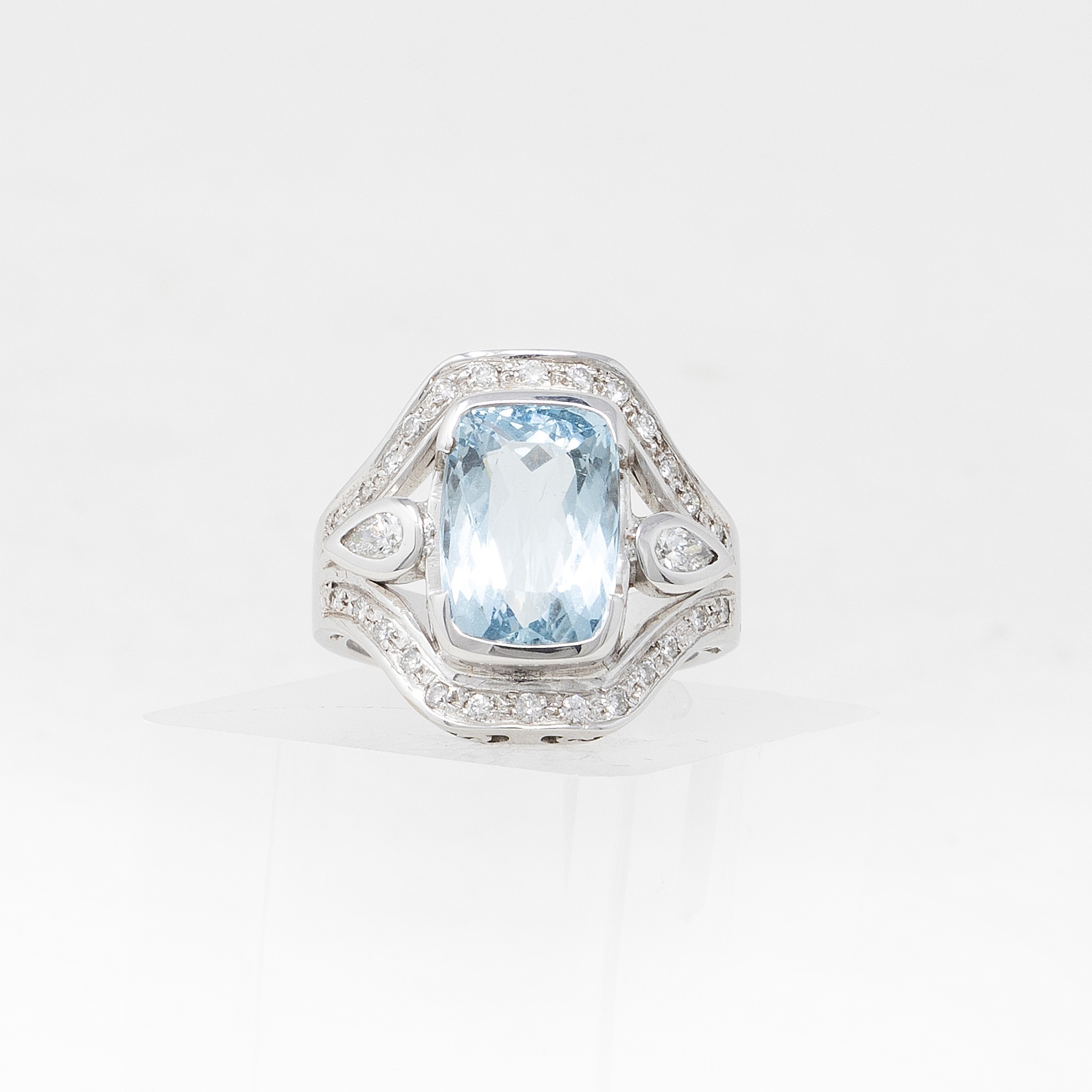 Anello in Oro Bianco con Acquamarina e Brillanti
