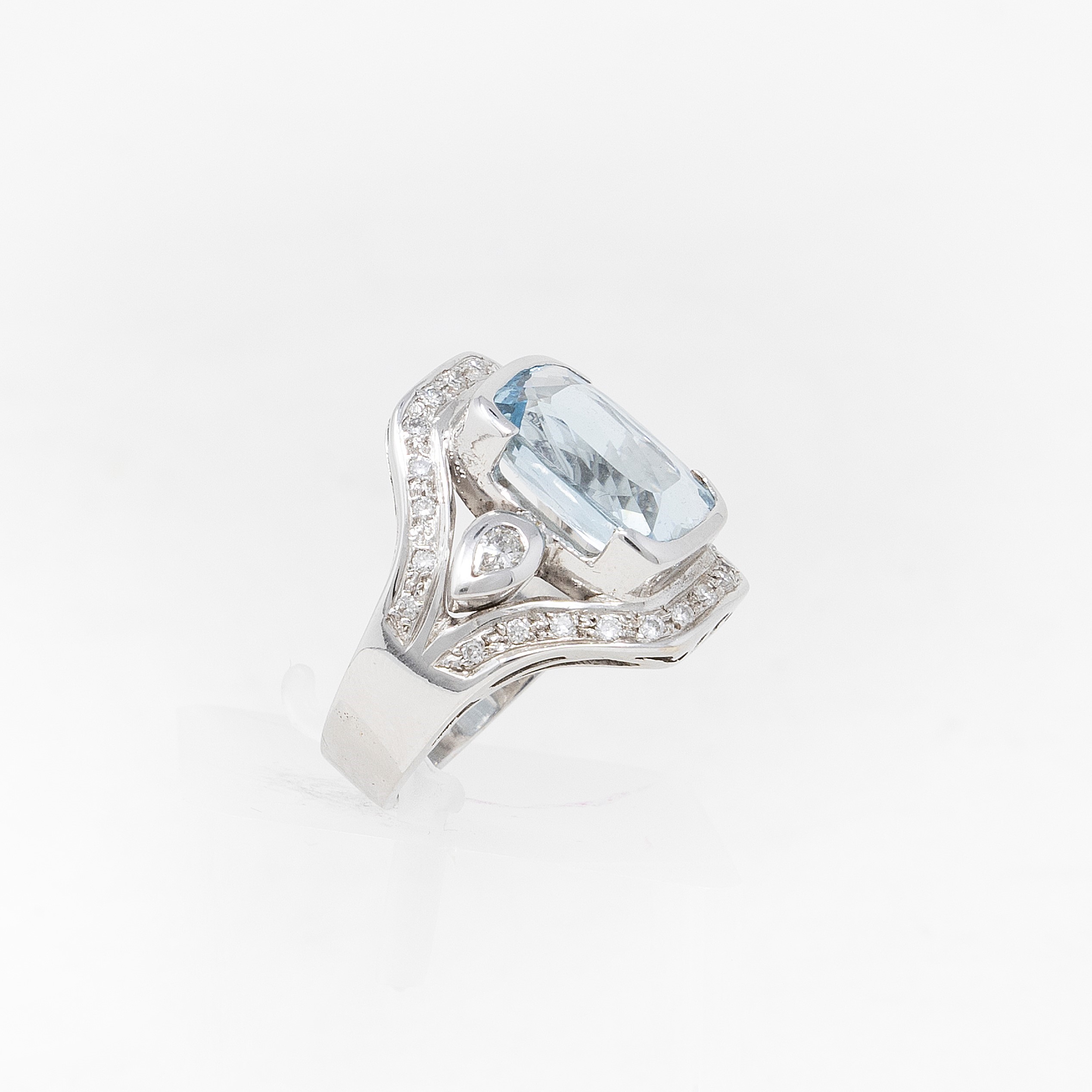 Anello in Oro Bianco con Acquamarina e Brillanti