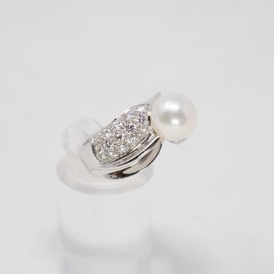 Mikawa, Anello a Fascia Intrecciata in Oro Bianco con Perla e Brillanti