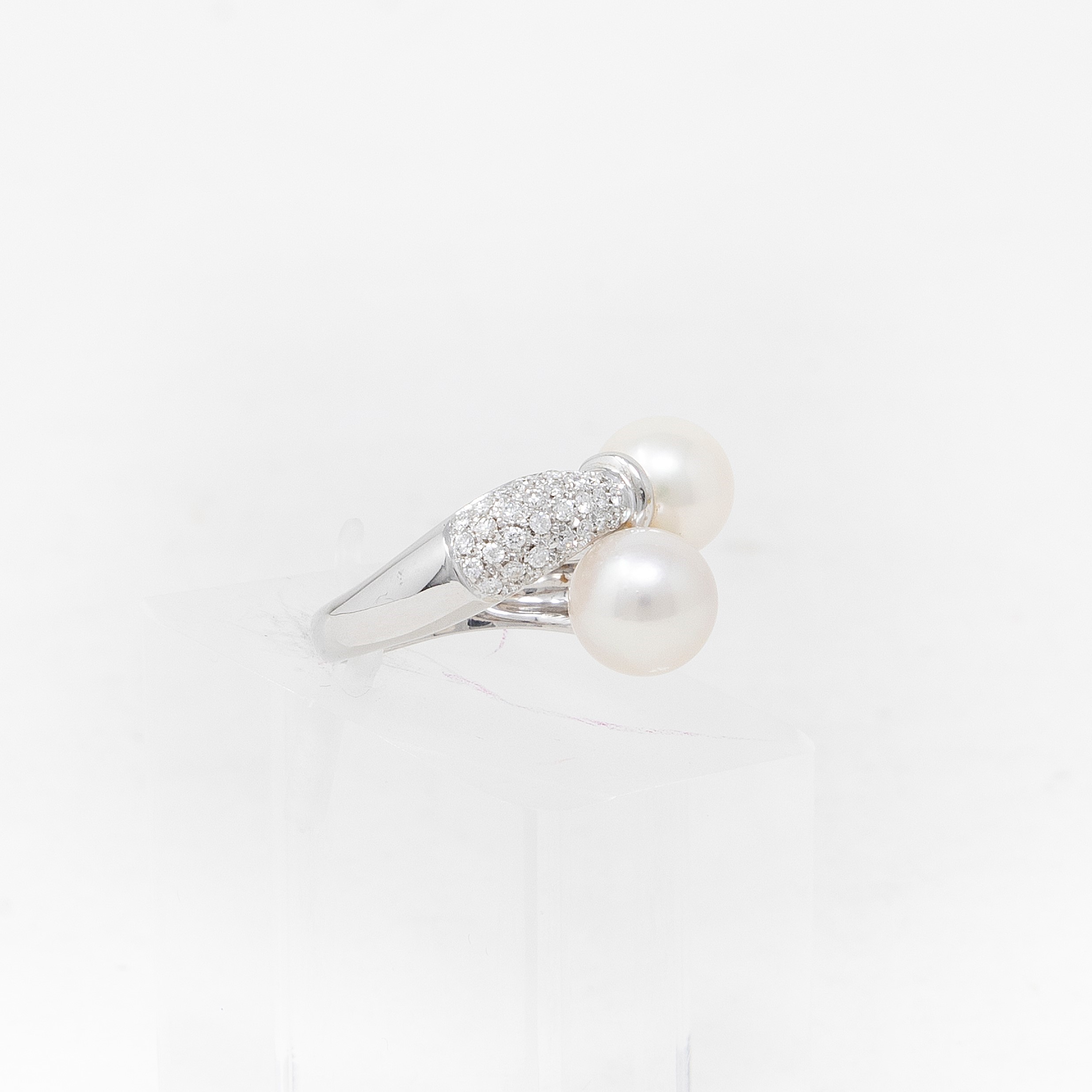 Anello a Fascia in Oro Bianco con Perle e Brillanti