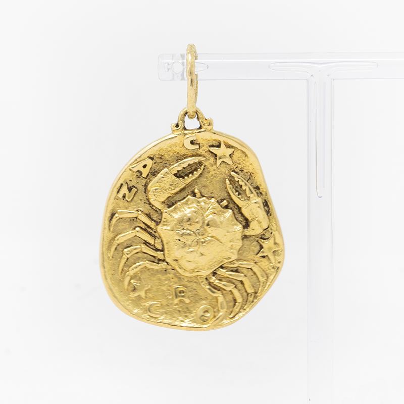 Favilli, Pendente con il Segno Zodiacale del Cancro in Oro Giallo Satinato