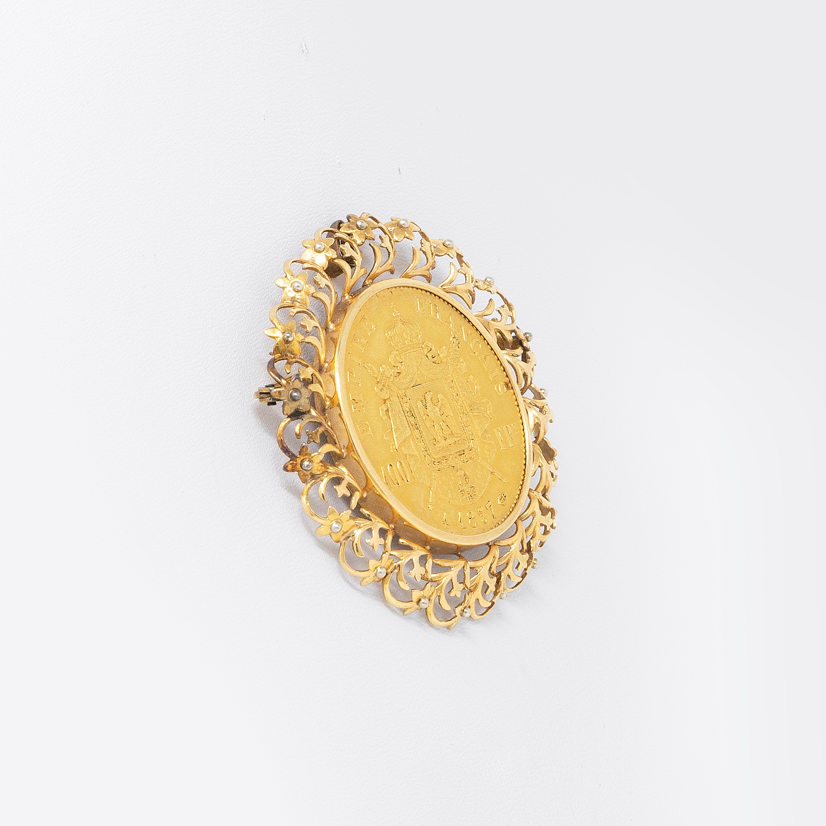 Spilla Circolare con Moneta in Oro Giallo