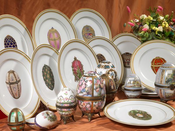 Dodici piatti in porcellana Limoges con uova Fabergé