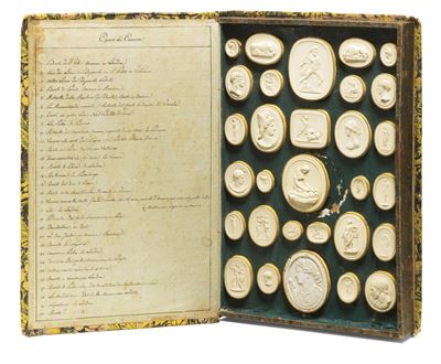 Cofanetto a Libro Contenente Calchi in Gesso