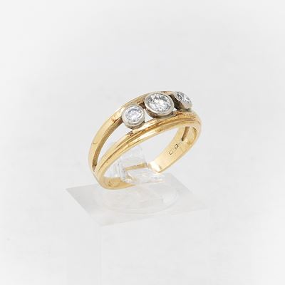 Anello a Fascia Traforata in Oro Giallo e Tre Diamanti