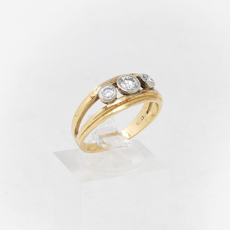 Anello a Fascia Traforata in Oro Giallo e Tre Diamanti