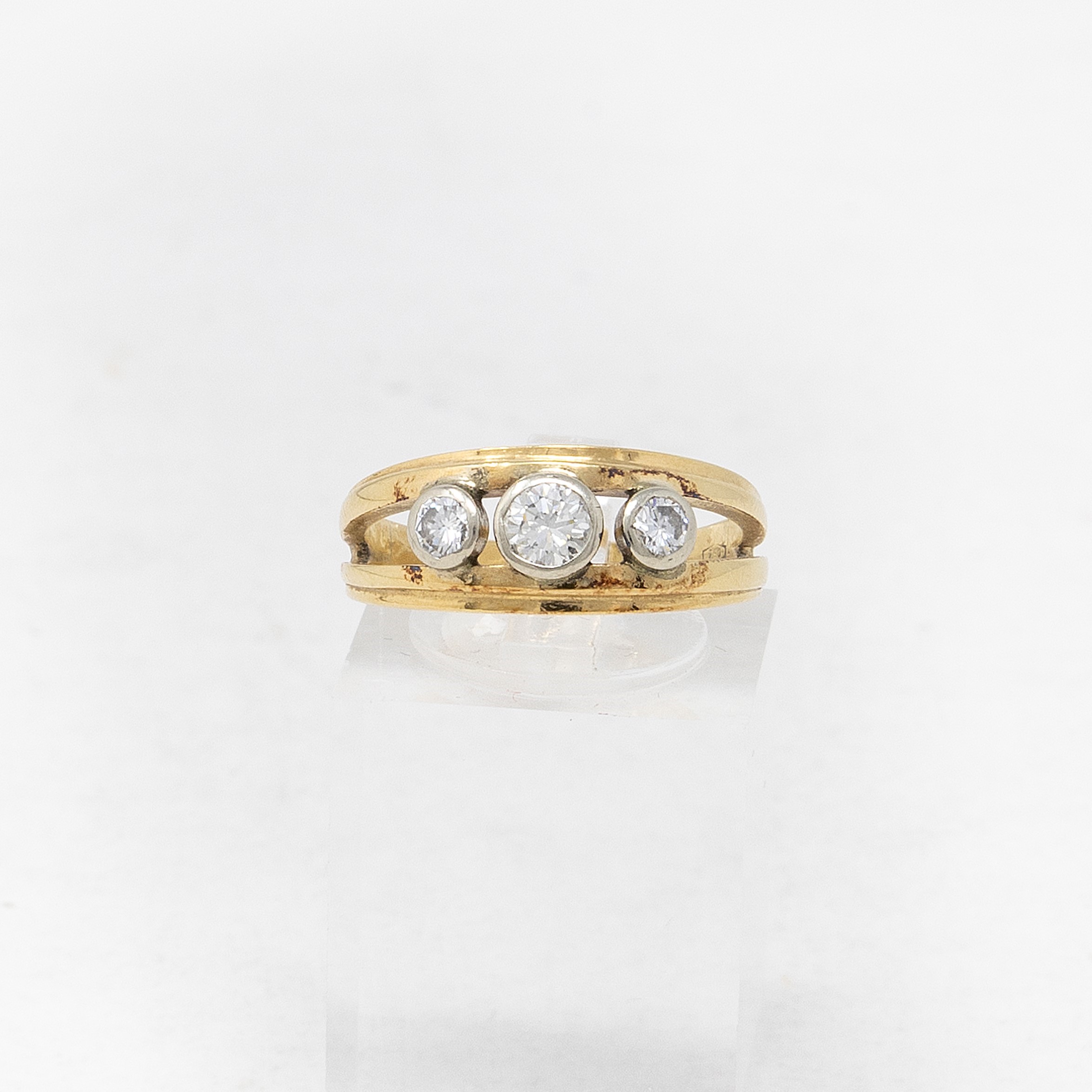 Anello a Fascia Traforata in Oro Giallo e Tre Diamanti