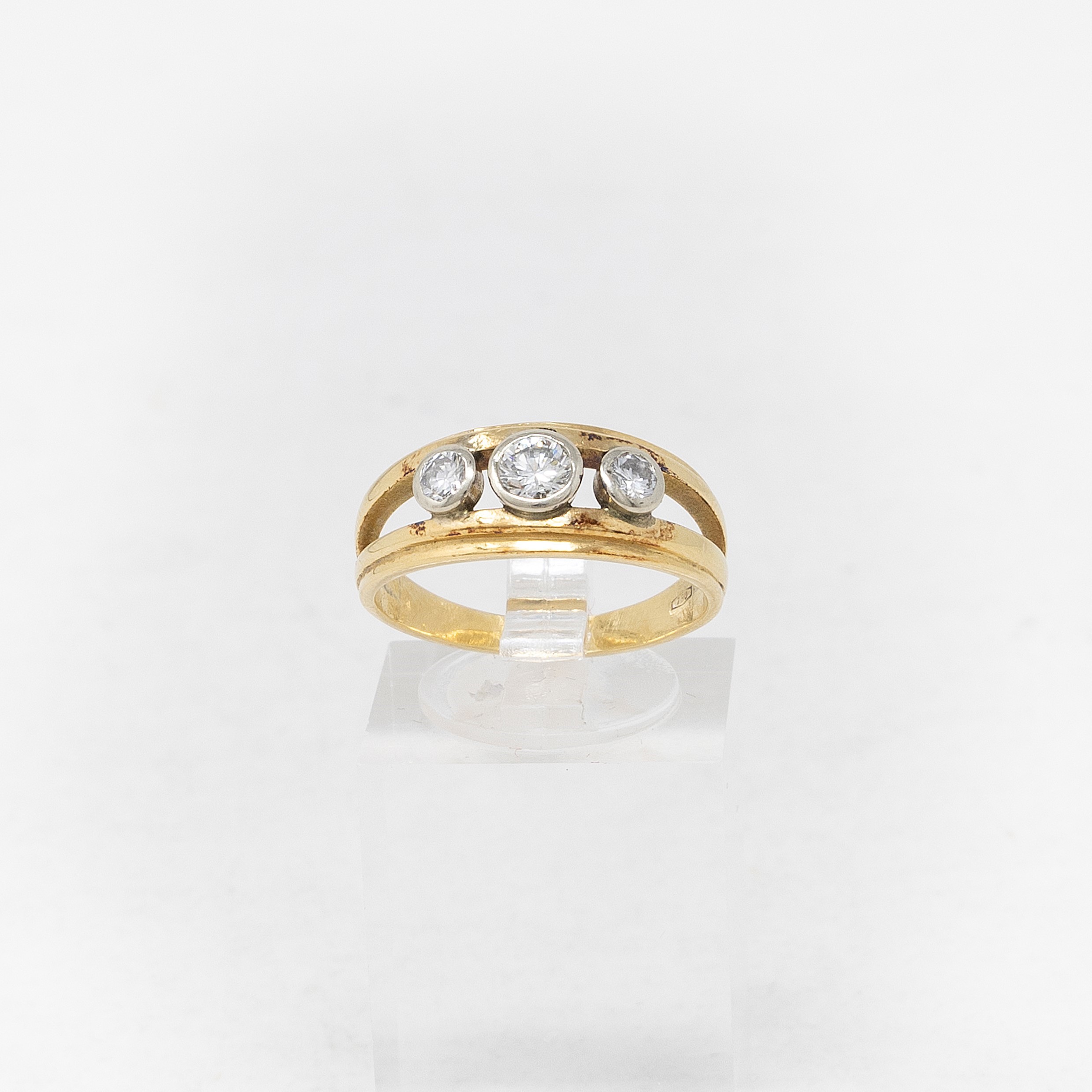 Anello a Fascia Traforata in Oro Giallo e Tre Diamanti