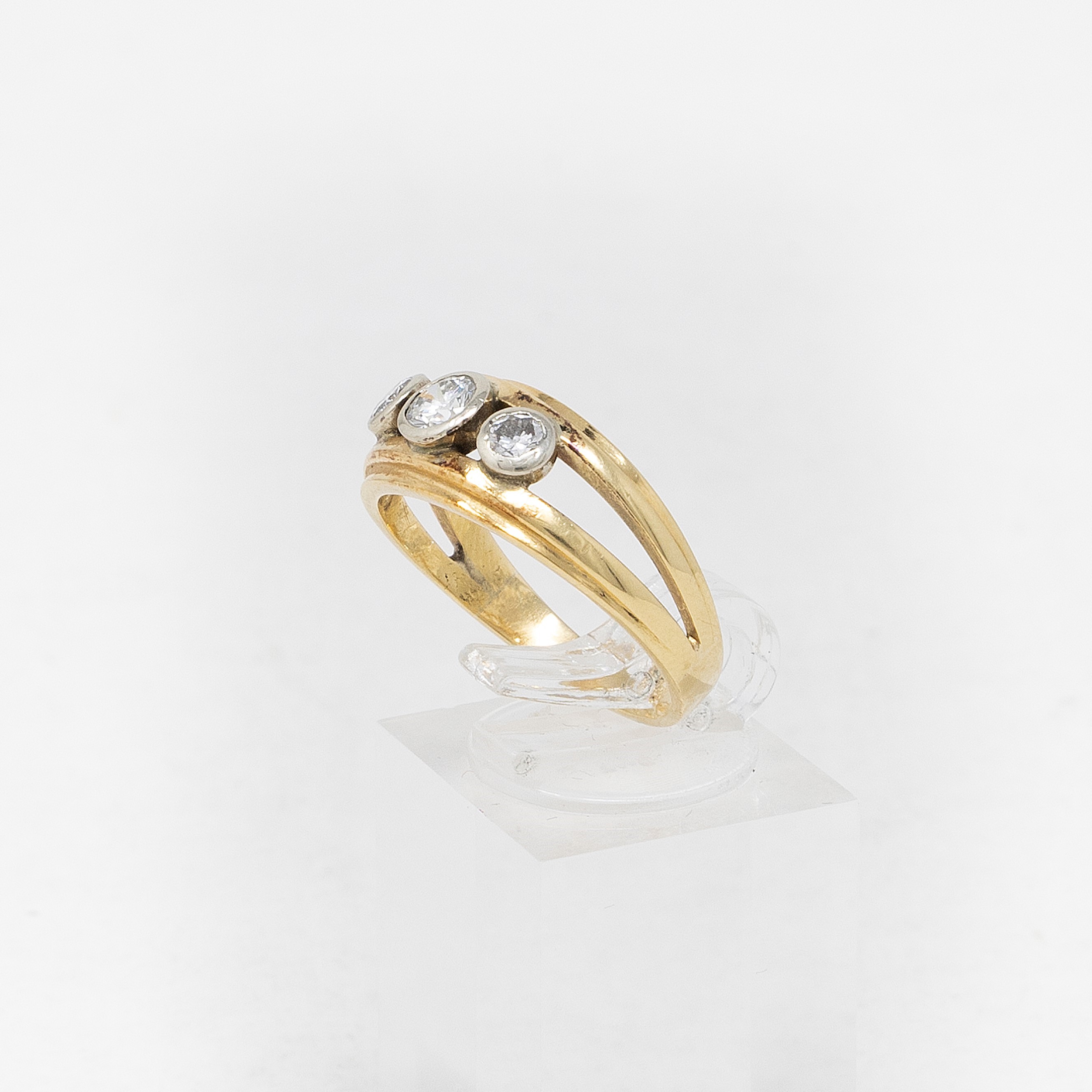 Anello a Fascia Traforata in Oro Giallo e Tre Diamanti
