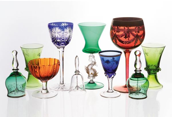 Dieci oggetti in vetro colorato
