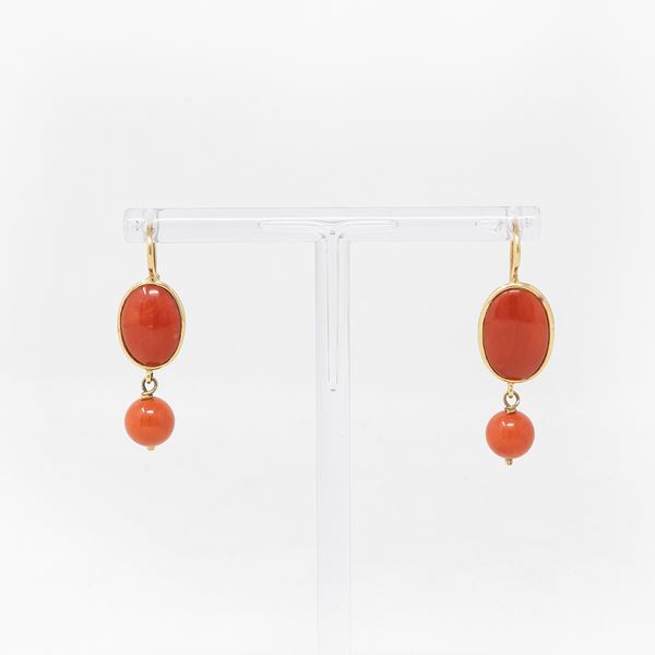 Orecchini pendenti in oro giallo e corallo rosso
