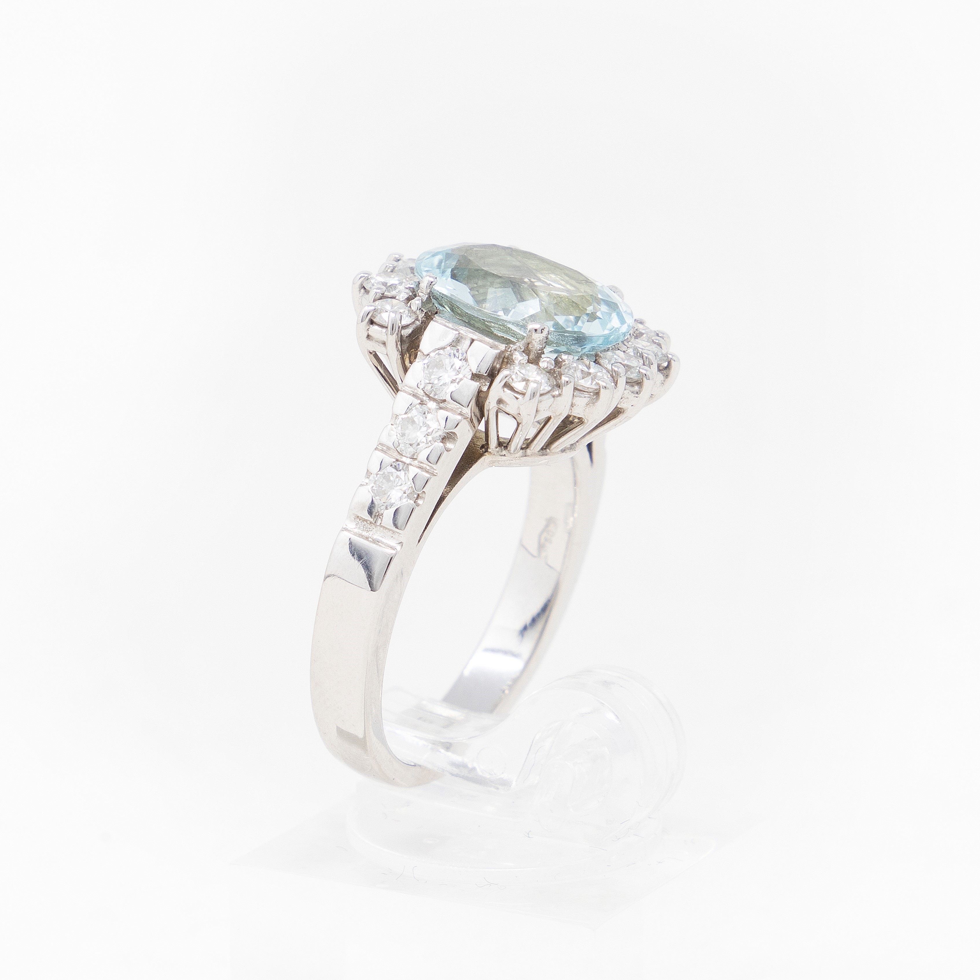 Anello in Oro Bianco con Acquamarina e Diamanti